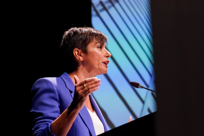 Archivo - Arquivo - A Ministra da Habitação e da Agenda Urbana, Isabel Rodríguez, discursa no 4º Congresso Nacional de Habitação. Em 16 de setembro de 2024, em Málaga, Andaluzia (Espanha). O Presidente do Governo Regional da Andaluzia, Juanma Moreno, junt