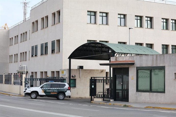 Archivo - Un todoterreno  de la guardia civil sale de la comandancia de Cádiz.