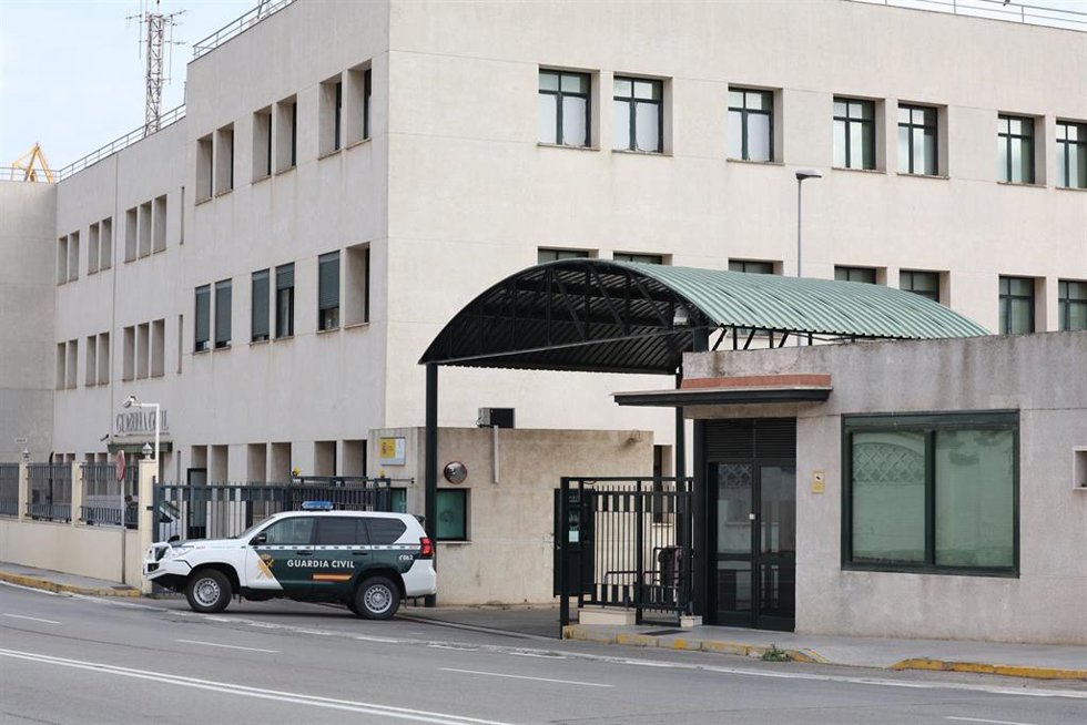 Archivo - Un todoterreno  de la guardia civil sale de la comandancia de Cádiz.
