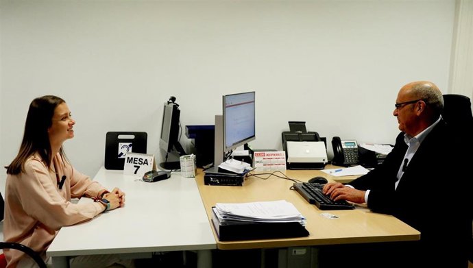 La directora general de Calidad, Simplificación Administrativa e Inspección de Servicios, Patricia Martínez, muestra el funcionamiento de la herramienta del funcionario habilitado con motivo de la Semana de la Administración Abierta.