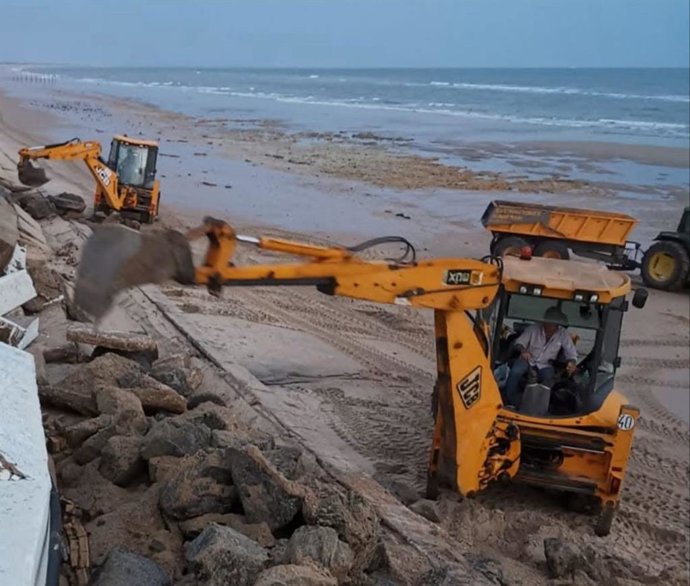 Estado de una zona de la playa de Matalascañas, en Almonte (Huelva), tras el paso de los temporales.