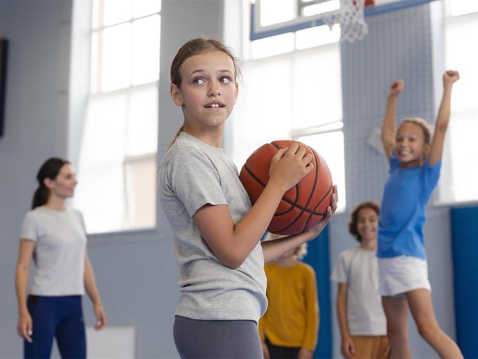 Archivo - Niñas jugando al baloncesto