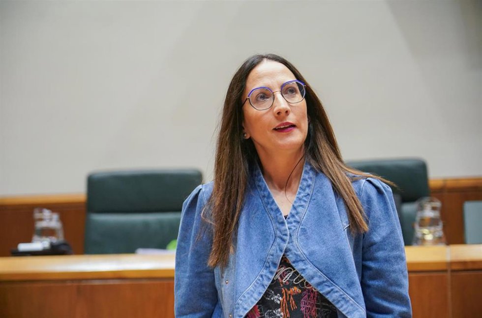 Archivo - La consejera de Educación, Begoña Pedrosa, en el Parlamento Vasco
