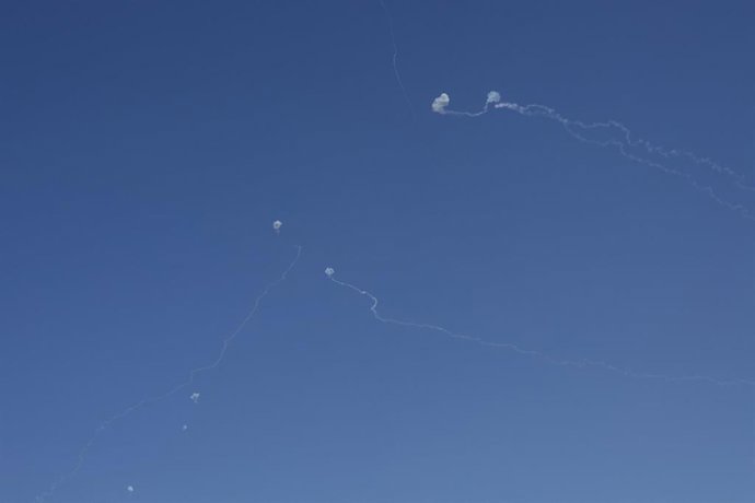 Archivo - Imagen de archivo de intercepción de cohetes por el escudo de defensa israelí 