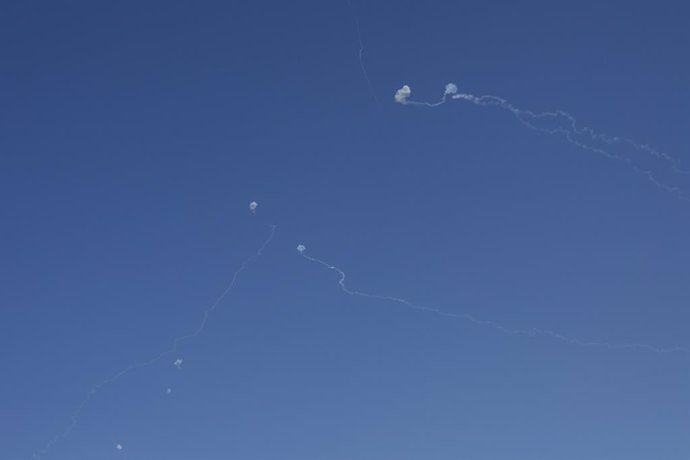 Archivo - November 6, 2024, Central District, Israel: A barrage of some 10 rockets from Lebanon's Hezbollah is intercepted in the airspace above central Israel and Tel Aviv's Ben Gurion International Airport are photographed from a sheltered lying down po
