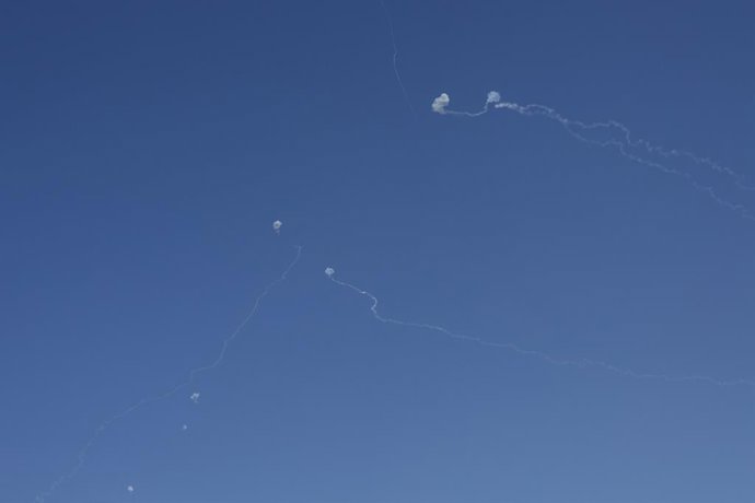 Archivo - Arquivo - 6 de novembro de 2024, Distrito Central, Israel: Uma barragem de cerca de 10 foguetes do Hezbollah do Líbano é interceptada no espaço aéreo acima do centro de Israel e o Aeroporto Internacional Ben Gurion de Tel Aviv é fotografado de u