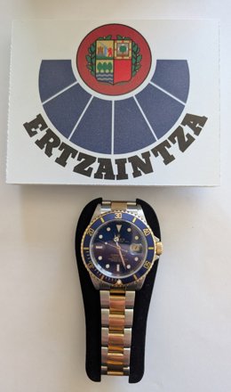 La Ertzaintza restituye a su propietario un reloj robado hace dos años en Hondarribia