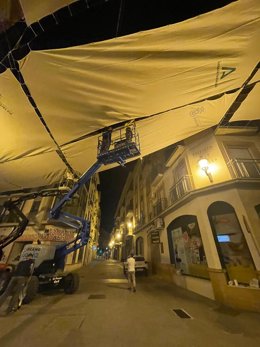 Instalación de toldos en las calles del centro de Huelva.