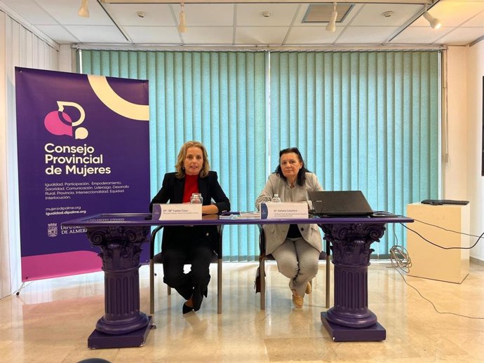 La diputada de Igualdad en Almería, Luisa Cruz, junto a la profesora Rafaela Caballero durante la segunda ponencia del ciclo 'Mujeres y salud', celebrada en la sede del Consejo Provincial de Mujeres de Almería.