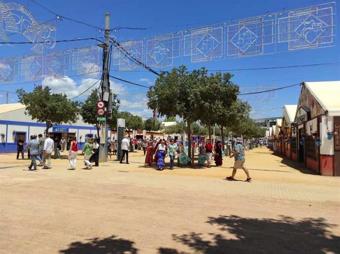 Archivo - Una de las calles del recinto de casetas en la Feria de Córdoba, en una imagen de archivo.