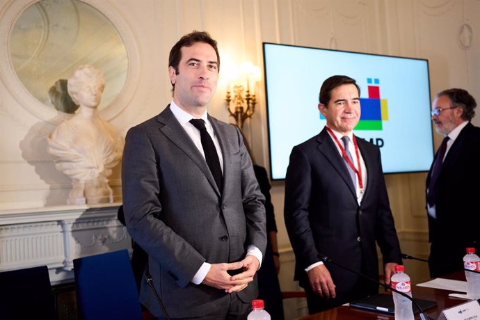 Archivo - El ministro de Economía, Comercio y Empresa, Carlos Cuerpo (i), y el presidente del BBVA, Carlos Torres Vila (d), durante la inauguración del curso de verano de la Asociación de Periodistas de Información Económica (APIE) sobre 'El rol de las em