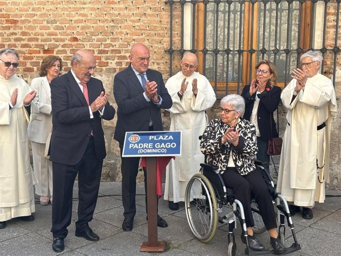 El alcalde de Valladolid, Jesús Julio Carnero, el presidente de la asociación Padre Gago, Rafael Ortega y la hermano de José Luis Gago, Margarita Gago, en la inauguración de la plaza 'Padre Gago'