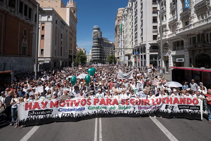 Cientos de personas durante la manifestación por la sanidad pública y contra la política sanitaria del Gobierno de Ayuso, a 25 de mayo de 2025, en Madrid (España). La protesta, organizada por la plataforma Vecinas y Vecinos de Barrios y Pueblos de Madrid,