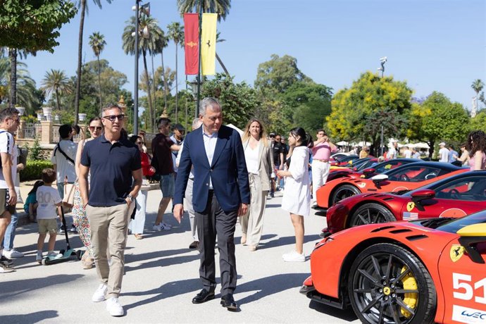 El alcalde Sanz visita la Ferrari Cavalcade en Sevilla.