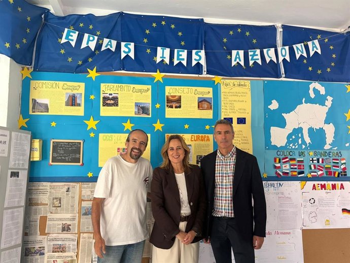 La diputada provincial Esther Álvarez junto a responsables del IES Azcona de Almería, durante el taller sobre movilidad europea celebrado en el centro educativo.