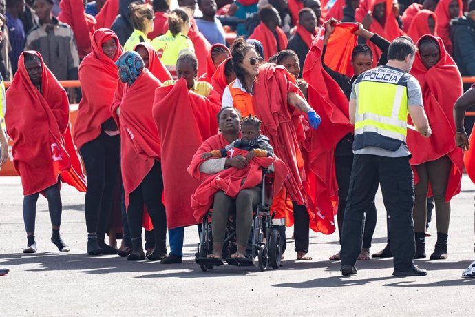 Archivo - Els serveis sanitaris atenen migrants arribats en piragua a Puerto Naos (Canàries)