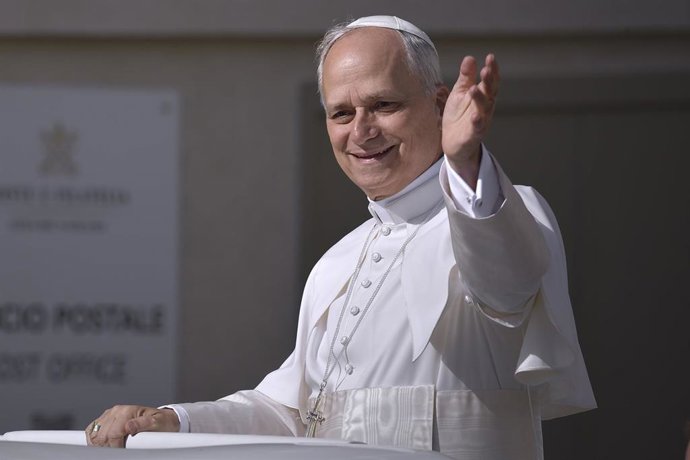 El Papa León XIV recorre la plaza de San Pedro en Papamóvil por primera vez antes de la misa de inicio de su Pontificado, a 17 de mayo de 2025, en Ciudad del Vaticano. Con esta ceremonia se marca el inicio del ministerio petrino del estadounidense Robert 