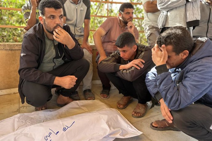 May 24, 2025, Khan Yunis, Gaza Strip, Palestinian Territory: Relatives of Palestinians those who lost their lives in Israeli airstrike, mourn at Nasser hospital in Khan Younis, south Gaza strip, on May 24, 2025