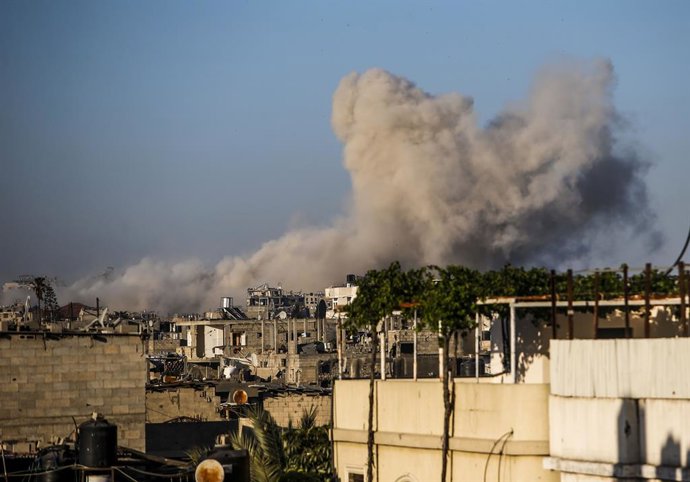 GAZA, 25 de maio de 2025 -- A fumaça sobe após um ataque aéreo israelense no campo de refugiados de Jabalia, no norte da Faixa de Gaza, em 24 de maio de 2025. Pelo menos 32 palestinos foram mortos em ataques aéreos israelenses em várias áreas da Faixa de 