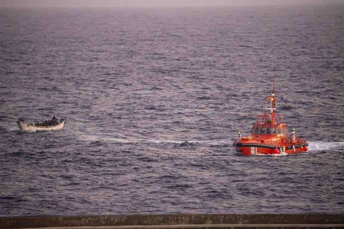Archivo - Un cayuco interceptado en aguas de El Hierro por Salvamento Marítimo
