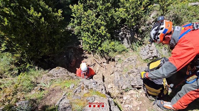 Bombers durant el rescat a l'avenc de la Crisi, a Tortosa (Tarragona)