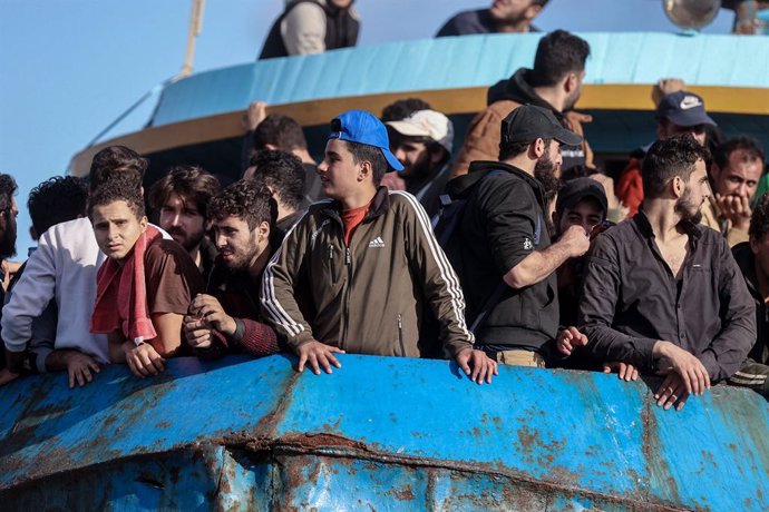 Archivo - November 22, 2022, Paleochora, Crete, Greece: Over 400 migrants crammed into a 25-meter long fishing boat disembarked at the port of Paleochora.