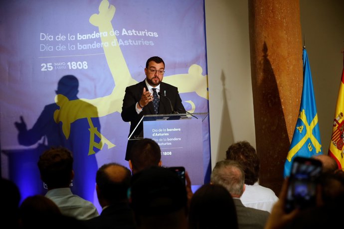 El presidente del Principado, Adrián Barbón, durante el acto institucional del Día de la Bandera.