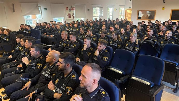 Los nuevos 119 agentes incorporados a la Policía Local de València ya salen a patrullar por las calles 