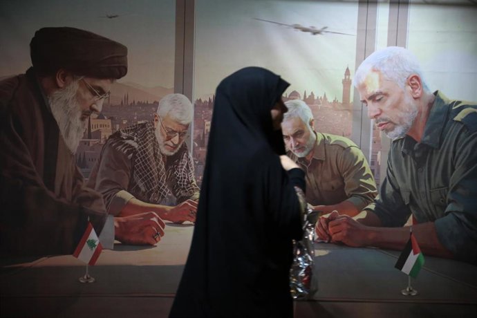 Archivo - Una mujer pasea por las calles de Teherán (Irán) 