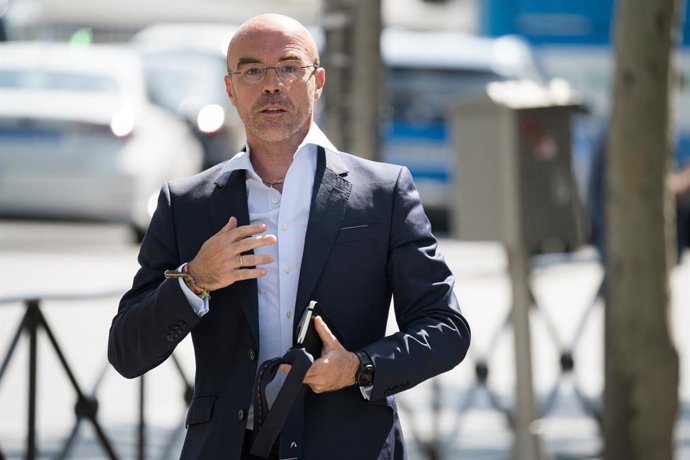 Archivo - El líder de VOX en Bruselas, Jorge Buxadé, a su salida de los juzgados de Plaza de Castilla, a 5 de julio de 2024, en Madrid (España). El titular del Juzgado de Instrucción número 41 de Madrid, Juan Carlos Peinado, ha citado a declarar como inve