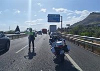 Detenido un camionero tras darse a la fuga a 139 km/h en la A-92 en Granada y provocar un accidente en su huida