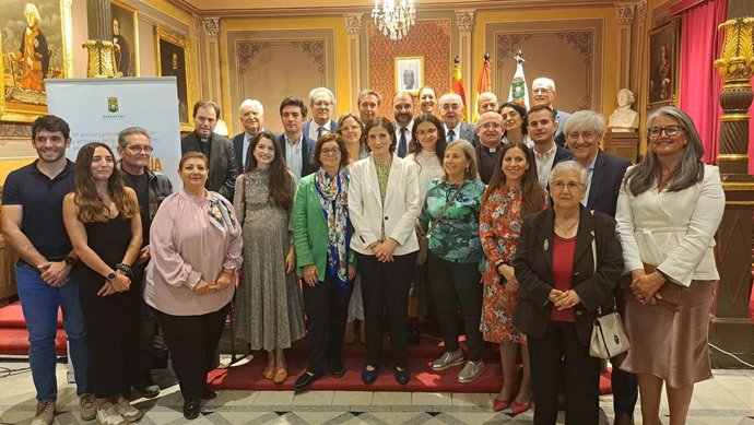 Participantes en el acto de conmemoración del el 50 aniversario de la concesión de la Medalla de Oro de la Ciudad a san Josemaría Escrivá (1902-1975) celebrado este domingo en Barbastro.