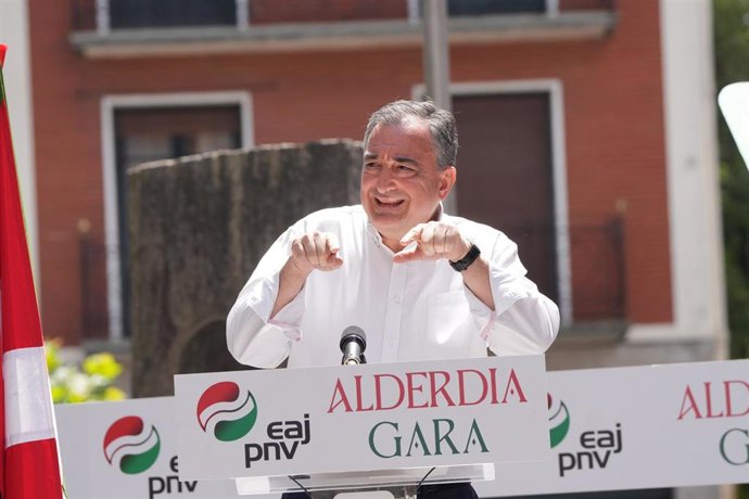 El presidente del EBB, Aitor Esteban, participa en la inauguración del batzoki, en Ikurriñaren plaza, a 25 de mayo de 2025, en Azkoitia, Guipúzcoa, País Vasco (España). El batzoki es la sede social y política tradicional del PNV en cada municipio, y su in