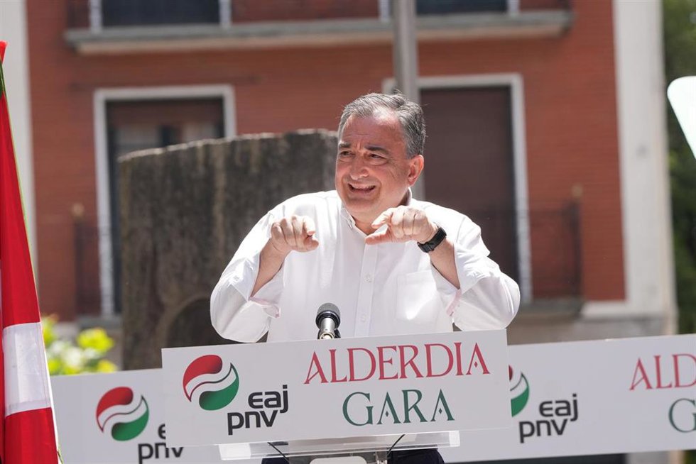 El presidente del EBB, Aitor Esteban, participa en la inauguración del batzoki, en Ikurriñaren plaza, a 25 de mayo de 2025, en Azkoitia, Guipúzcoa, País Vasco (España). El batzoki es la sede social y política tradicional del PNV en cada municipio, y su