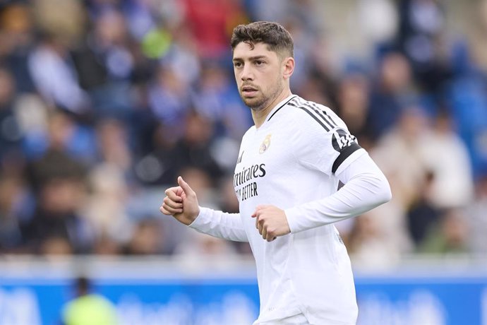 Archivo - Fede Valverde of Real Madrid CF looks on during the LaLiga EA Sports match between Deportivo Alaves and Real Madrid CF at Mendizorrotza on April 13, 2025, in Vitoria, Spain.