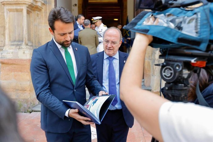 El presidente del PP de Asturias, Álvaro Queipo, y el diputado regional José Agustín Cuervas-Mons, a la salida del acto institucional por el Día de la Bandera.