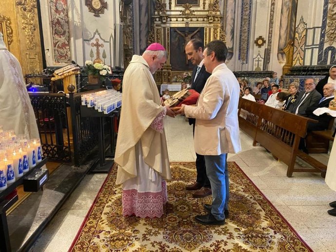 El consejero de Sanidad y el alcalde de Belchite, en un momento de la celebración religiosa conmemorativa del tricentenario.