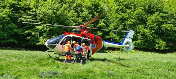 Evacuado en helicóptero un participante de la carrera de montaña Zegama-Aizkorri accidentado en el transcurso de esta