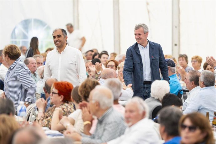 El presidente del PPdeG, Alfonso Rueda, en la 'romería' popular en el Monte Castrove del PP de Poio.