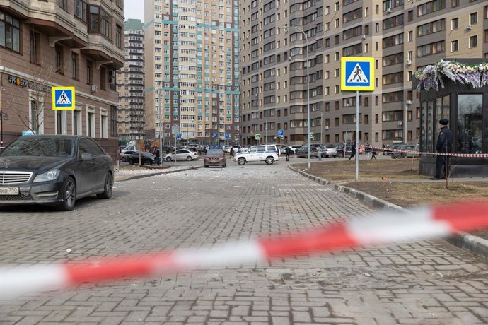 Archivo - MOSCOW, March 11, 2025  -- This photo taken on March 11, 2025 shows debris near a damaged residential building in Moscow Region, Russia. Russia's air defense systems shot down 337 Ukrainian drones overnight, the Russian Ministry of Defense annou