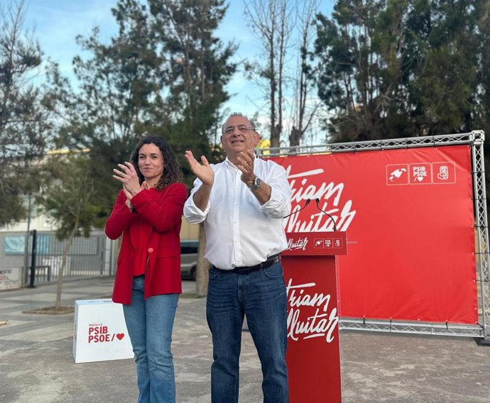 La vicesecretaria general del PSIB-PSOE, Rosario Sánchez, y el secretario general del PSOE Calvià, Alfonso Rodríguez en la Festa de la Rosa de la Agrupación Socialista de Calvià