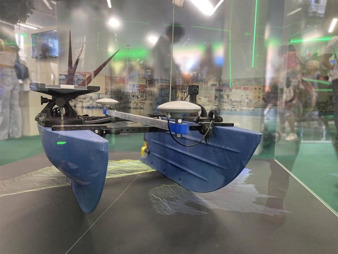 Dron autónomo que ha cartografiado el fondo marino del Puerto de Avilés expuesto en Madrid.