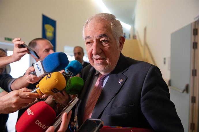 El Magistrado del Tribunal Constitucional, Cándido Conde Pumpido, atiende a los medios de comunicación durante las XIV Jornadas Jurídicas de Ceuta, a 22 de mayo de 2025, en Ceuta (España).