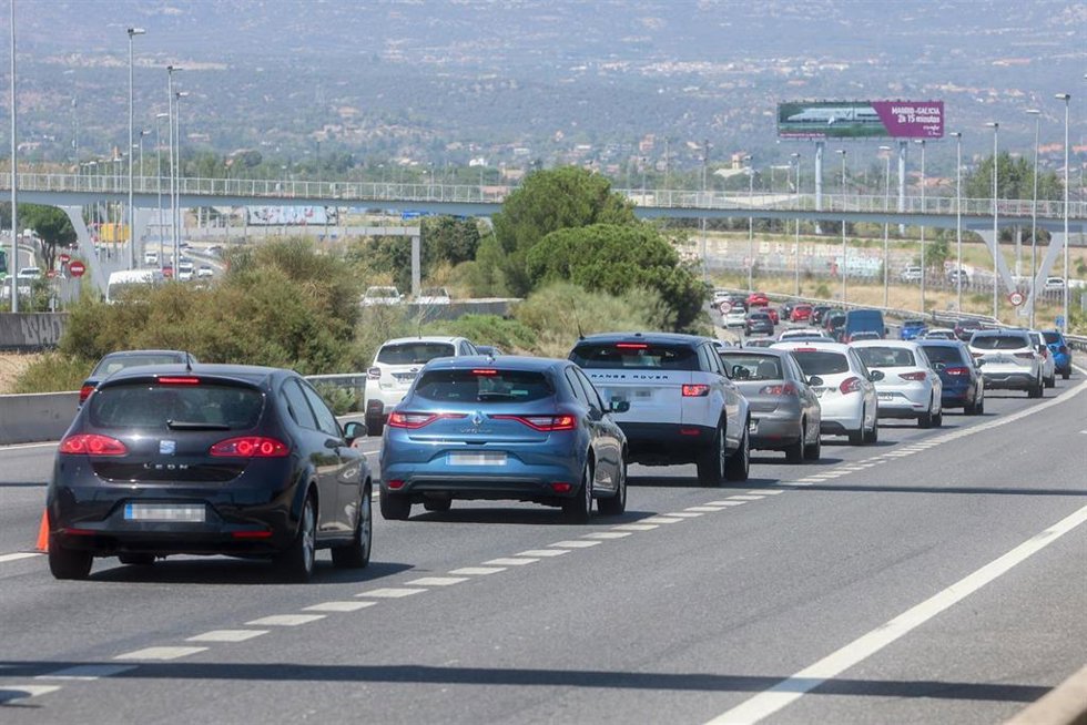 Archivo - Varios coches circulan en una vía (Imagen de archivo).