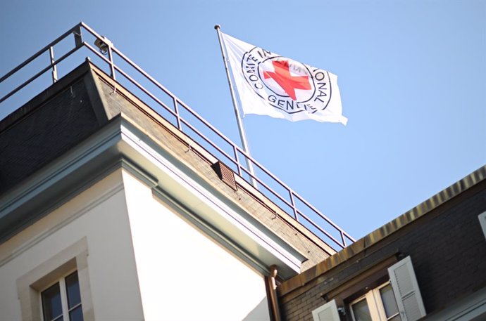 Archivo - FILED - 07 February 2023, Switzerland, Geneva: The flag of the International Committee of the Red Cross (ICRC) flies on its building in Geneva. ICRC called on Tuesday for more aid to get into Gaza so that the essential needs of civilians can be 