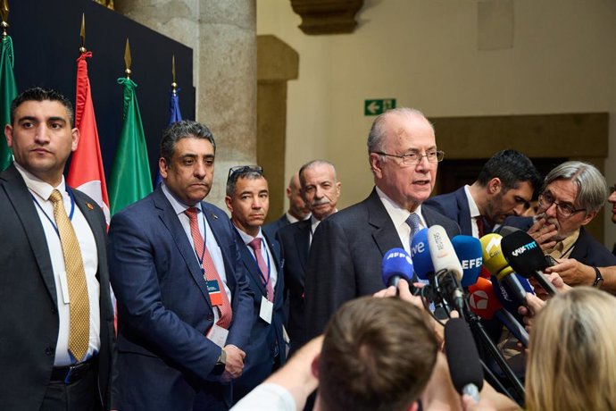 O primeiro-ministro e ministro das Relações Exteriores da Autoridade Palestina, Mohamed Mustafa, fala à mídia durante a Reunião Ministerial de Madri+ para a Implementação da Solução de Dois Estados, no Ministério das Relações Exteriores da Autoridade Pale