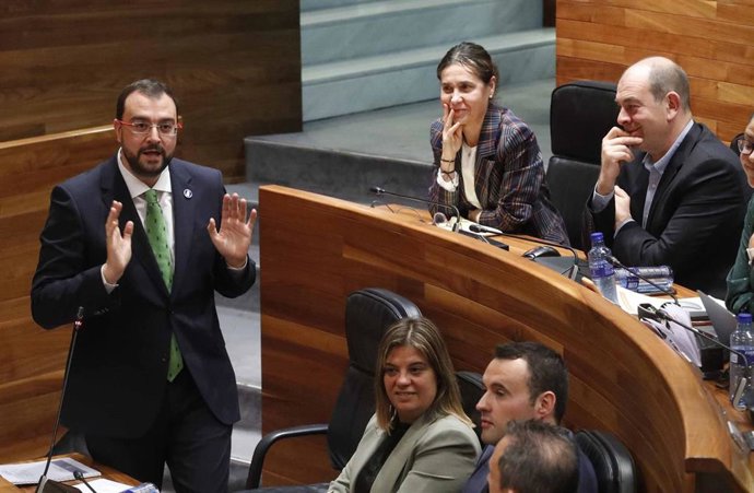 Archivo - El presidente del Principado, Adrián Barbón, respondiendo a las preguntas de la oposición en la Junta General.
