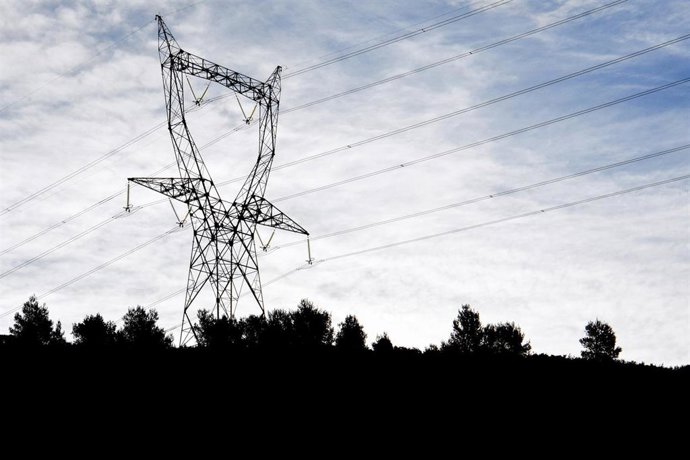 Archivo - Tendido eléctrico en Francia (archivo)