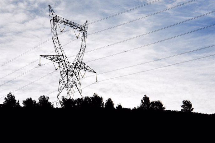 Archivo - February 2, 2021, Le Rove, France: An electricity pylon supporting very high voltage lines in the hills..The Energy Regulatory Commission estimates that the increase in EDF's regulated tariffs, as of February 1, 2021, entails an additional 15 eu