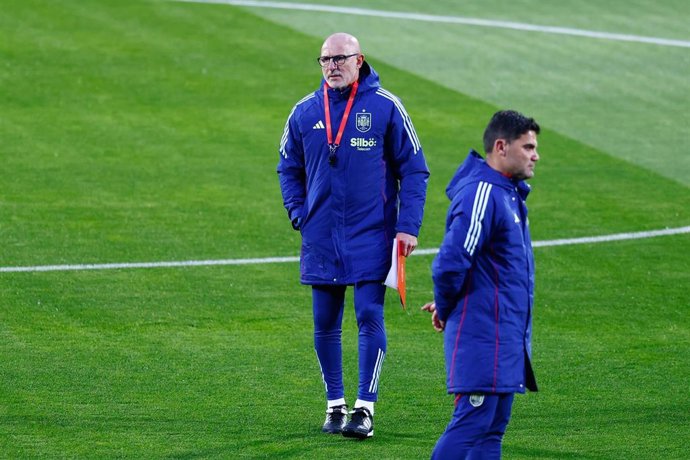 Archivo - Luis de la Fuente durante un entrenamiento de la selección española